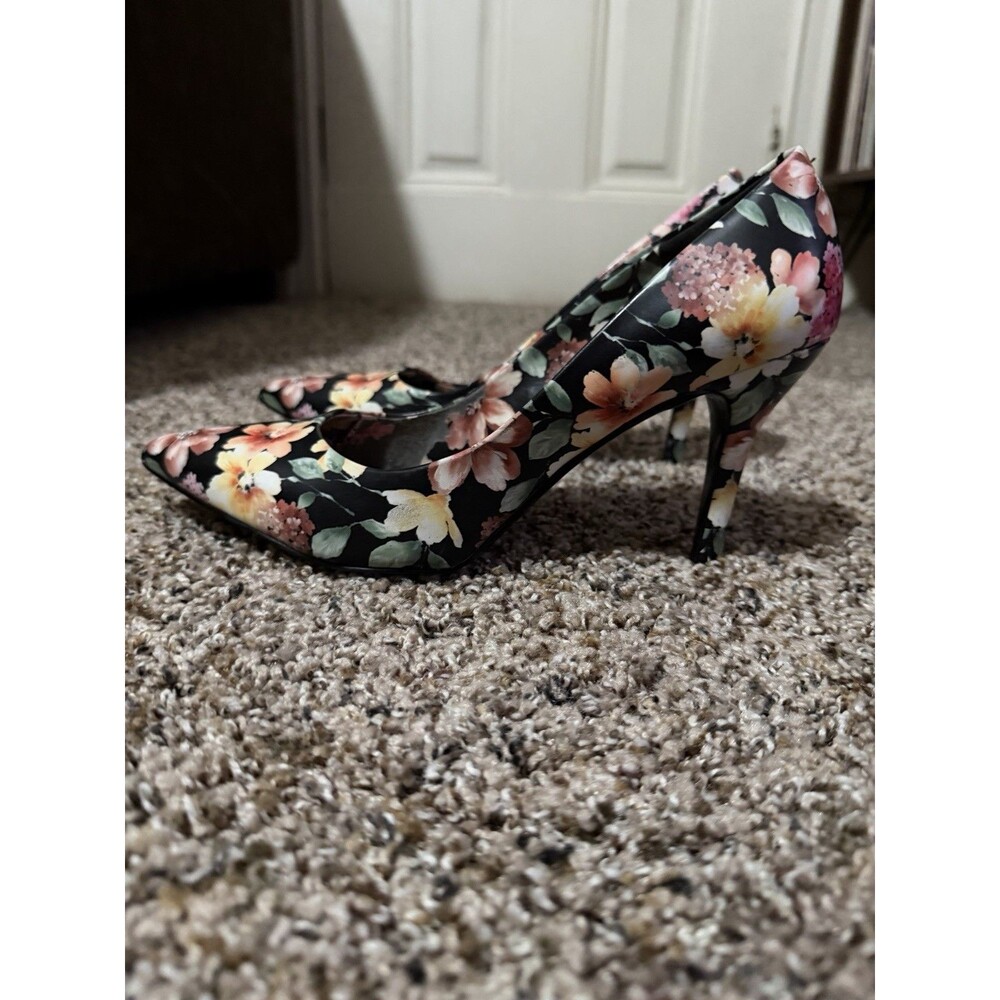 Nine West Floral Pointed Toe Pumps Size 7.5 Black Multicolor Heels